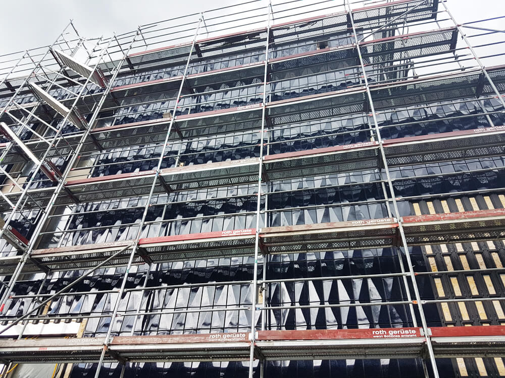 Neue Keramikfassade unter Gerüst in Steinhausen