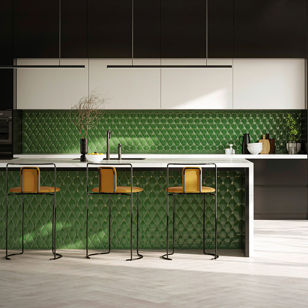 Cuisine moderne avec dosseret carrelé vert et îlot de cuisine, trois tabourets de bar avec assises marron