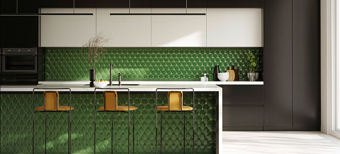 Moderne Küche mit grün gefliester Rückwand und Kücheninsel, drei Barhocker mit braunen Sitzflächen